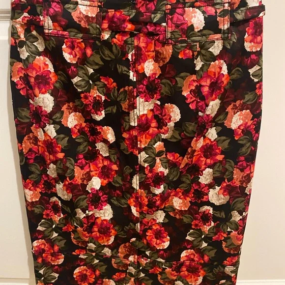 NEW WITH OUT TAG BANANA REPUBLIC FLORAL SKIRT SIZE 0-2. - Picture 6 of 8